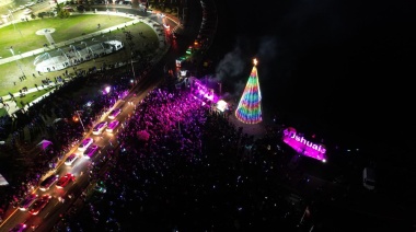 Vecinos y vecinas participaron del tradicional encendido del árbol navideño