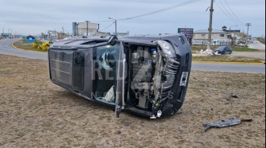 Impactante choque y vuelco en la rotonda de La Trucha