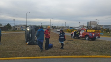 Impactante choque y vuelco en la rotonda de La Trucha