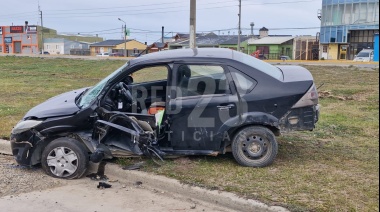 Impactante choque y vuelco en la rotonda de La Trucha
