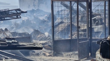 Tras dos semanas se reactivó incendio en recicladora y amenaza una sodería