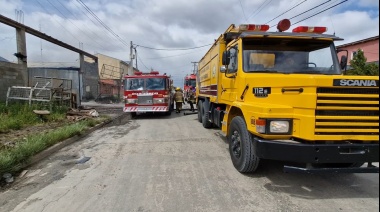 Tras dos semanas se reactivó incendio en recicladora y amenaza una sodería