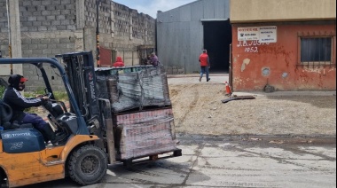 Tras dos semanas se reactivó incendio en recicladora y amenaza una sodería