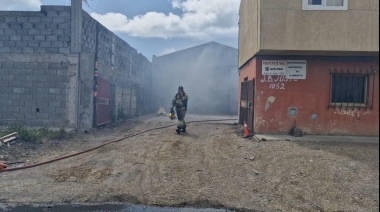 Tras dos semanas se reactivó incendio en recicladora y amenaza una sodería