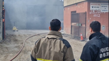 Tras dos semanas se reactivó incendio en recicladora y amenaza una sodería