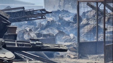 Tras dos semanas se reactivó incendio en recicladora y amenaza una sodería