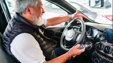 Con apoyo del Gobierno provincial se realizó una nueva entrega de autos 0KM a taxistas y remiseros