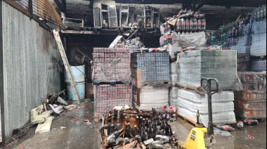 El fuego devastó un depósito repleto de mercaderías de la distribuidora Soda Sur