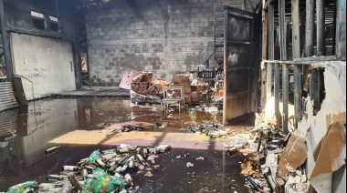 El fuego devastó un depósito repleto de mercaderías de la distribuidora Soda Sur
