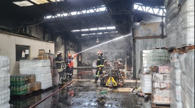 El fuego devastó un depósito repleto de mercaderías de la distribuidora Soda Sur