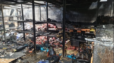 El fuego devastó un depósito repleto de mercaderías de la distribuidora Soda Sur
