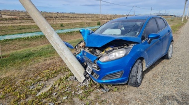 Conductor impactó su automóvil contra poste de alumbrado