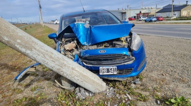Conductor impactó su automóvil contra poste de alumbrado