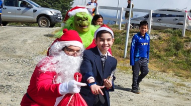 Papá Noel y el Grinch recorrieron distintos barrios de la provincia