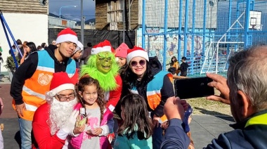 Papá Noel y el Grinch recorrieron distintos barrios de la provincia