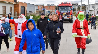 Papá Noel y el Grinch recorrieron distintos barrios de la provincia