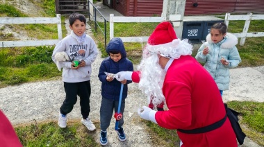 Papá Noel y el Grinch recorrieron distintos barrios de la provincia