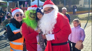 Papá Noel y el Grinch recorrieron distintos barrios de la provincia