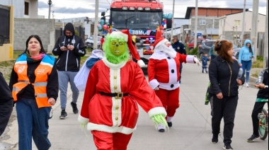 Papá Noel y el Grinch recorrieron distintos barrios de la provincia