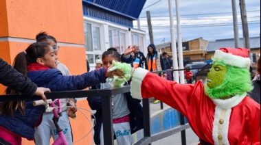 Papá Noel y el Grinch recorrieron distintos barrios de la provincia
