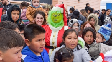 Papá Noel y el Grinch recorrieron distintos barrios de la provincia