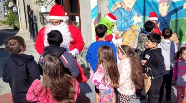 Papá Noel y el Grinch recorrieron distintos barrios de la provincia