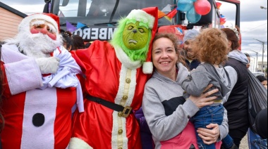 Papá Noel y el Grinch recorrieron distintos barrios de la provincia
