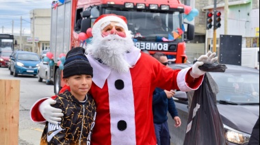 Papá Noel y el Grinch recorrieron distintos barrios de la provincia