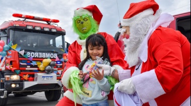 Papá Noel y el Grinch recorrieron distintos barrios de la provincia
