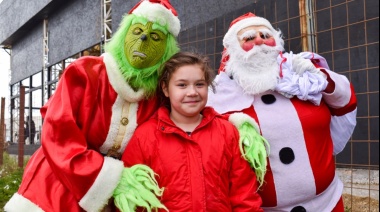 Papá Noel y el Grinch recorrieron distintos barrios de la provincia