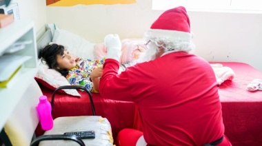 Papá Noel visitó los centros de salud y hospitales provinciales para alegrar a los más pequeños