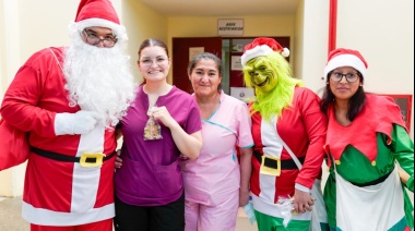 Papá Noel visitó los centros de salud y hospitales provinciales para alegrar a los más pequeños
