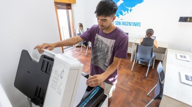 Dan a conocer los servicios de la municipalidad en las Casas de Jóvenes de Córdoba y La Plata