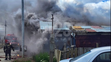 Bomberos combaten incendio en la calle Cámpora