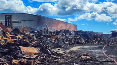 Luego de 30 días, el incendio en cartonera sigue activo
