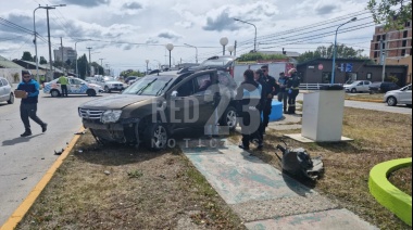 Una Renault Duster se subió al boulevard y chocó contra un cantero