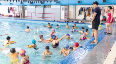Miles de vecinos de Río Grande disfrutan del verano en el natatorio municipal