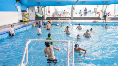 Miles de vecinos de Río Grande disfrutan del verano en el natatorio municipal