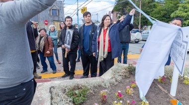 Se inauguró el cartel que homenajea a la taxista María de los Ángeles Cañete Vega