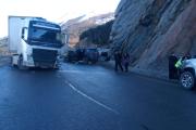 Choque entre un camión y una camioneta de turismo deja varios heridos