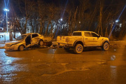 Choque entre auto y camioneta con personas lesionadas