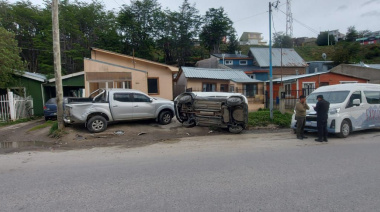 Chocó con dos vehículos estacionados conduciendo por Facundo Quiroga