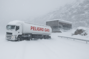 Camión con gas licuado quedó varado en Garibaldi en medio de una fuerte nevada