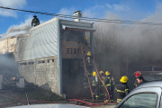 Incendio afectó al menos tres viviendas, en medio del temporal de viento