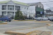 Hallaron armas y joyas ocultas en paredes de la casa de un conocido delincuente en la Margen Sur