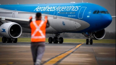 Aerolíneas Argentinas advirtió que los vuelos de este lunes podrían cambiar de horario
