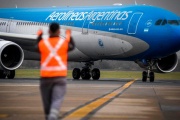 Aerolíneas Argentinas advirtió que los vuelos de este lunes podrían cambiar de horario