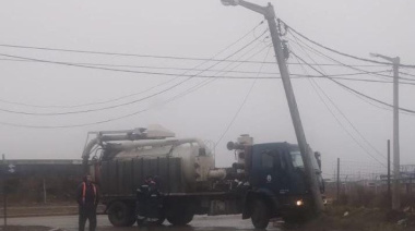 Camión de Obras Sanitarias terminó contra un poste