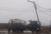 Camión de Obras Sanitarias terminó contra un poste