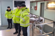 Radio Victoria despide trabajadores y hay policías en la planta